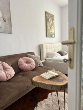 Cozy Wood Themed Studio Sky Bar Free Minibar